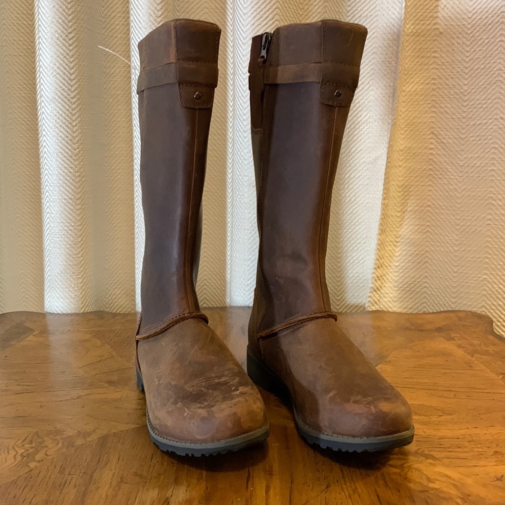 New without Tag size 7 Eddie Bauer Trace Boot waterproof